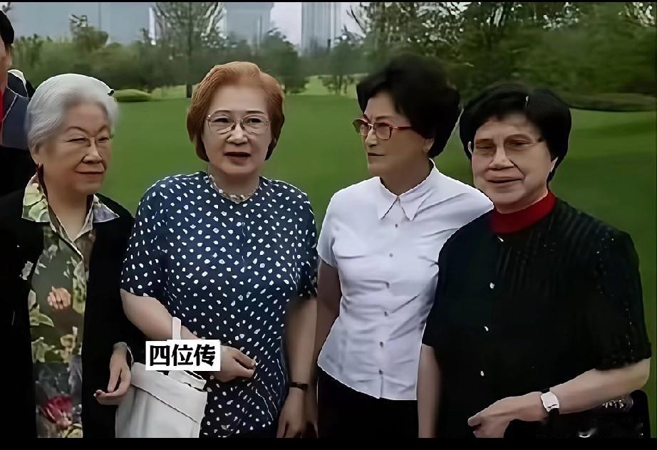 右侧是我熟悉的越剧宗师王文娟与徐玉兰，她们不仅是越剧奠基者，