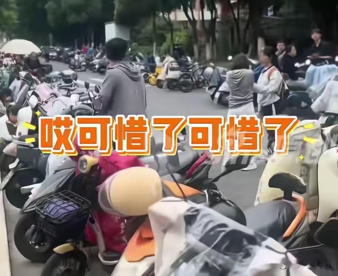 母女忘带准考证后续！母亲瘫坐痛哭，孩子本来能冲985，因为迟到一分钟，被拦在