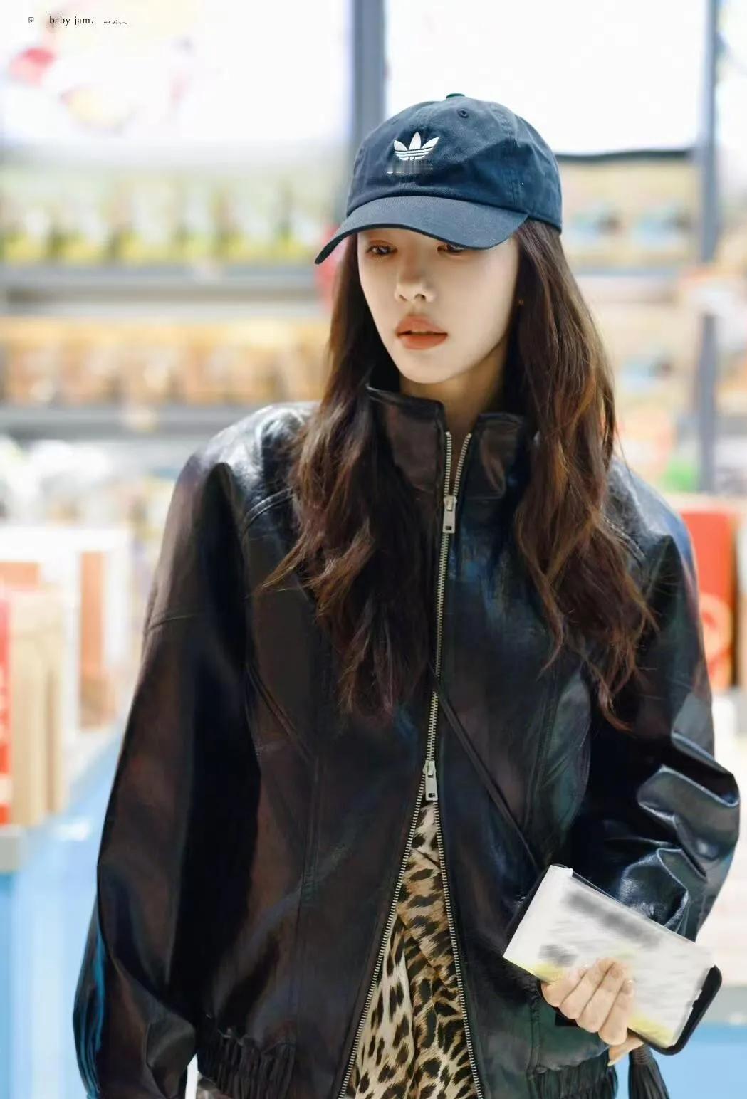 蔡文静机场私服杀疯了！皮衣+长裙这反差感绝了蔡文静这机场穿搭也太会了！ov