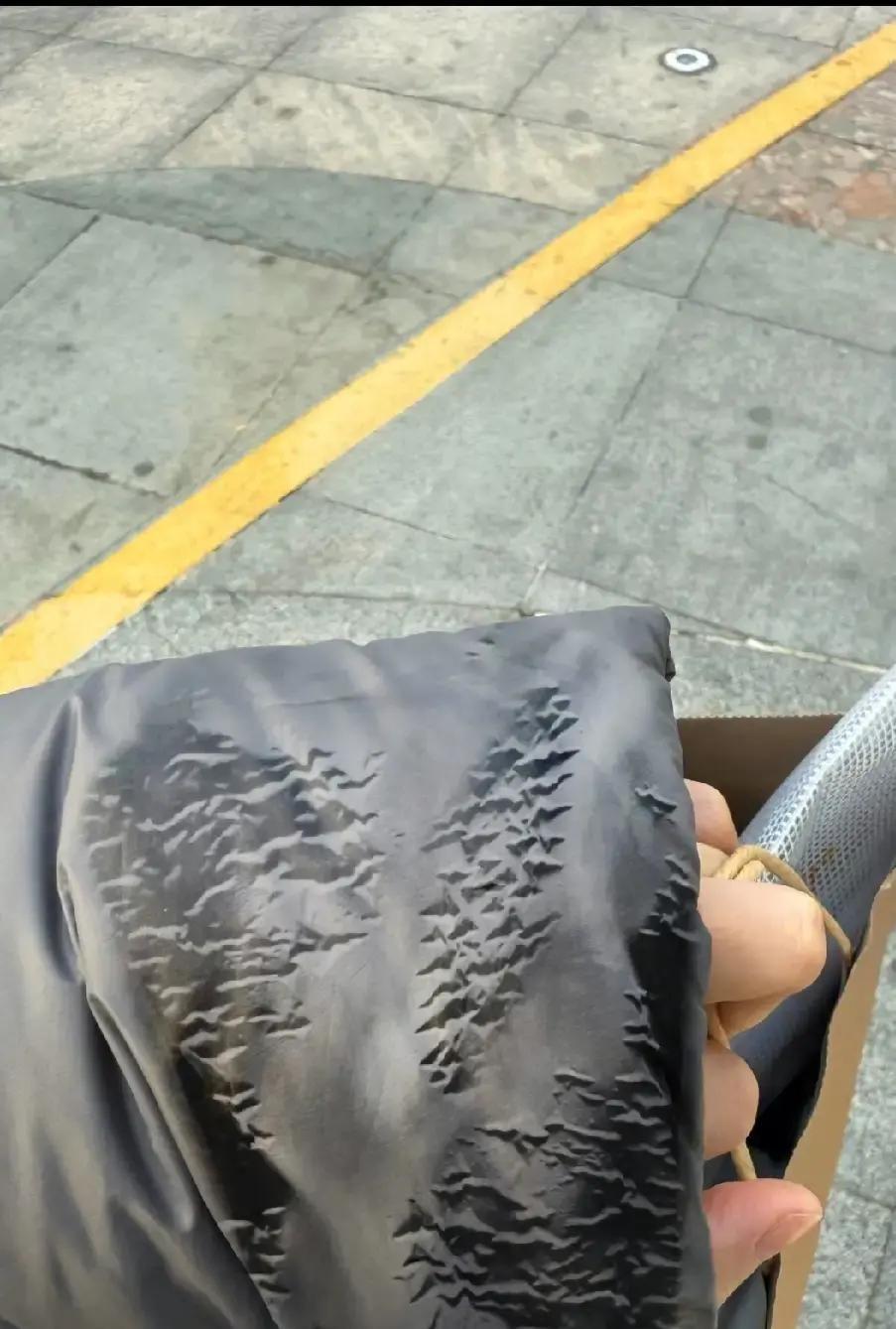 1199元羽绒服穿七天，湿巾一擦就脱皮露绒，买家把袖口特写发上网，配文千元货不如