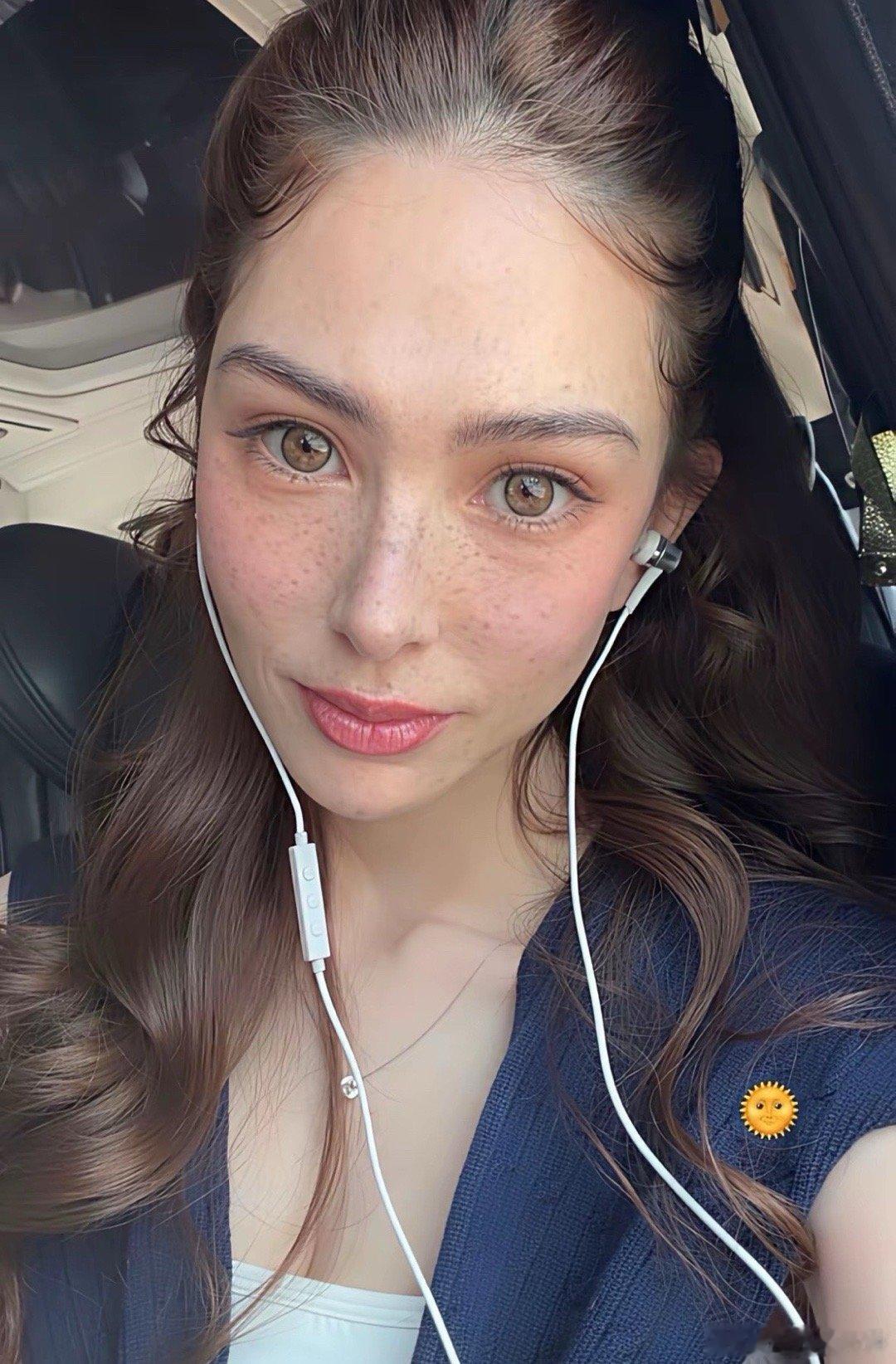 昆凌自拍越来越像外国人了