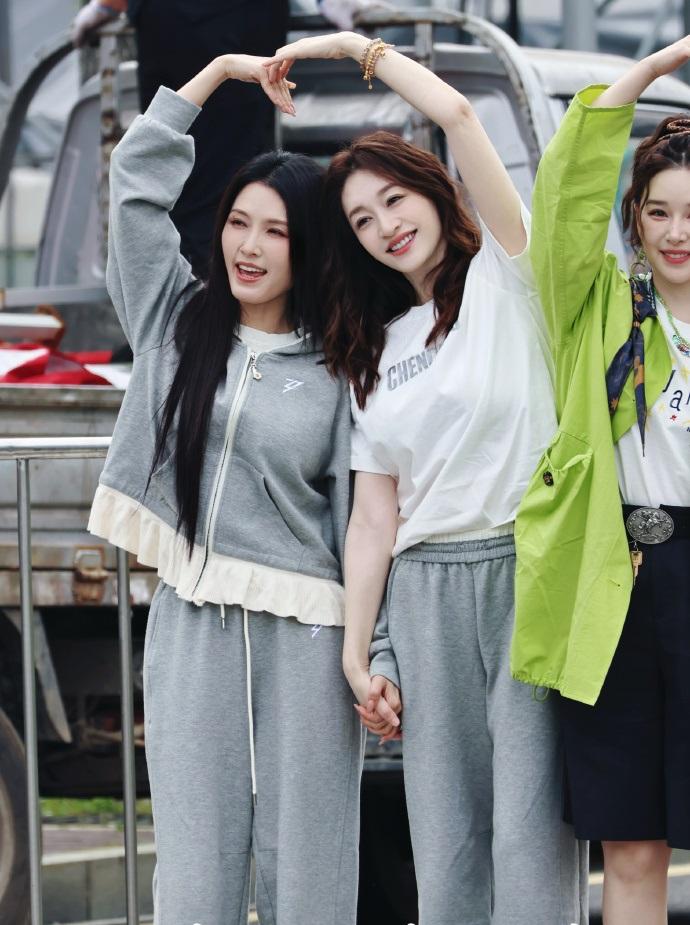 今天李小冉在录制浪姐的时候搭配的很有清新时尚感，真的是越看越迷人。她上身穿字