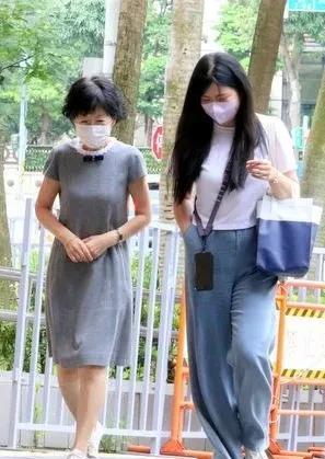 柯文哲今天上午9点20分左右被押解出庭。柯文哲妻子陈佩琪在上午8点50分左右就赶