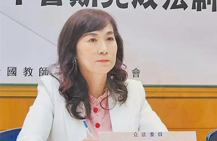 真把大家都当傻子耍呢？民进党这回又悄悄撤案了。又是一出民进党“撤案大戏”，让