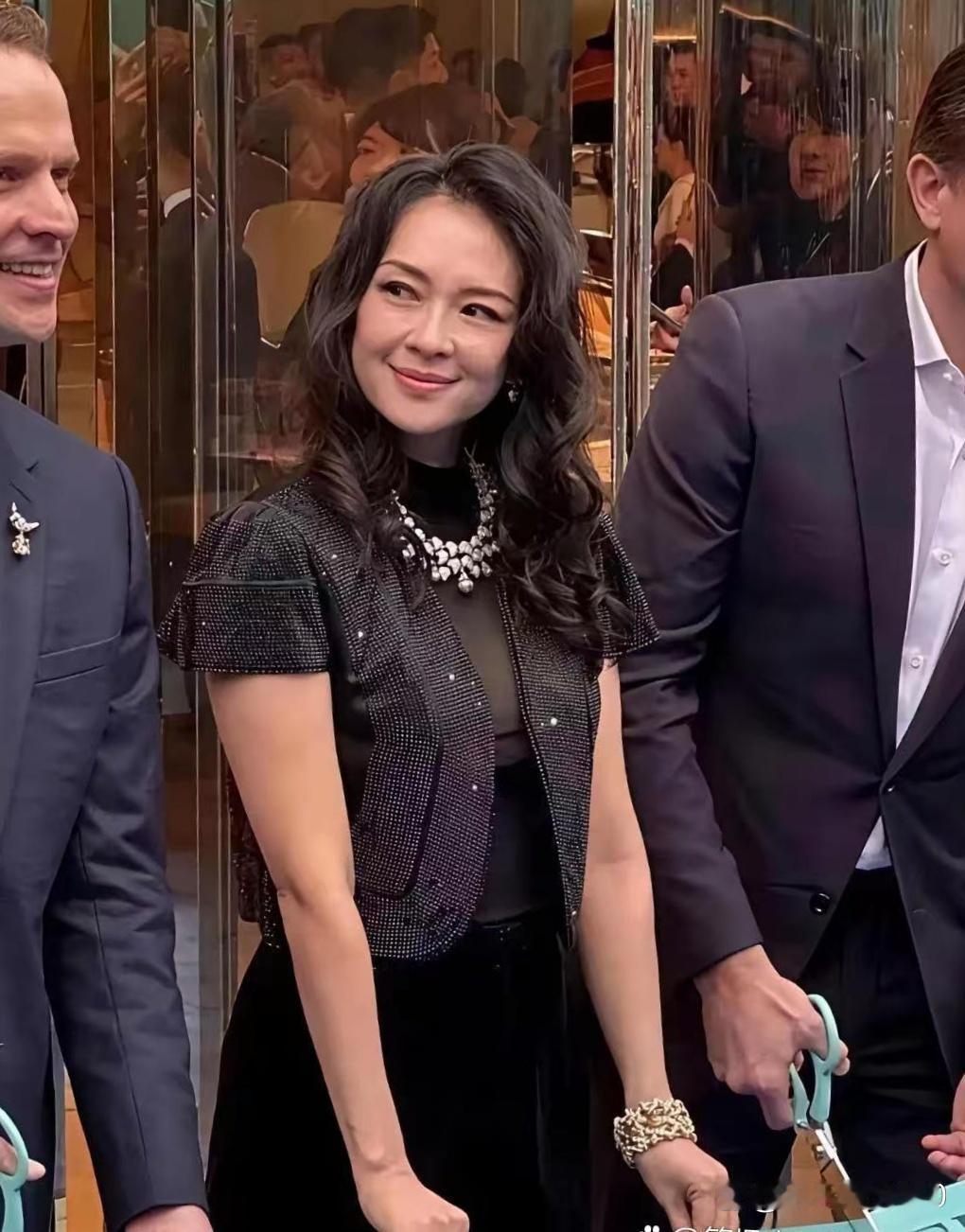 46岁的章子怡在成都露面，没加滤镜的生图被全曝光，这状态看着也太真实了！