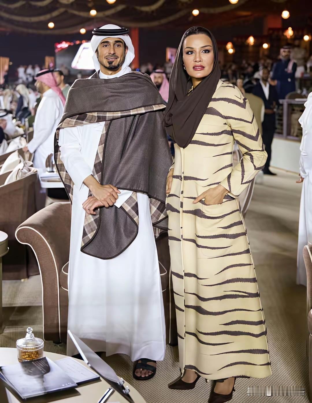 卡塔尔王太妃穿的这身衣服，以及展现出来的魅力，的确与众不同，尤其是她穿的这衣服，