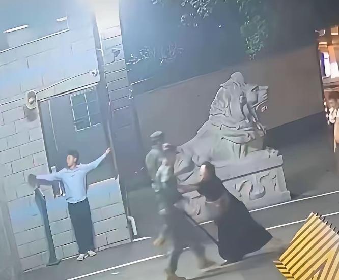 不知大家有没有发现！躲进武警营区求救者靠墙张开双手，很多人觉得奇怪，懂的人都明白