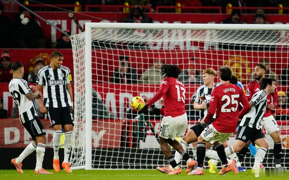 曼联1比0纽卡斯尔本轮英超联赛曼联的比赛先踢，至少目前的积分榜呈现的效果是，传