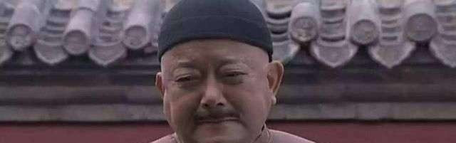 嘉庆35岁继位，乾隆赖在养心殿不搬，和珅出了个主意让嘉庆动杀心