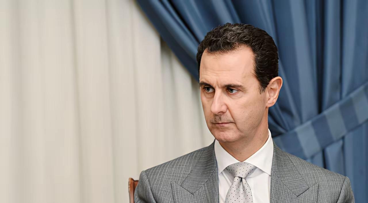 ​叙利亚原总统阿萨德和现总统朱拉尼两个之间却是天壤之别。由于阿萨德曾经是属于亲俄