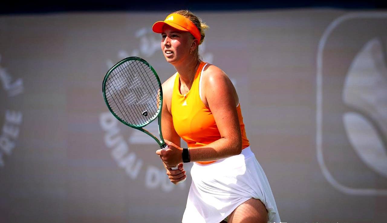 一个退赛，直接保送卫冕冠军晋级。迪拜站这签运真是绝了。卡萨金娜突然宣布因伤