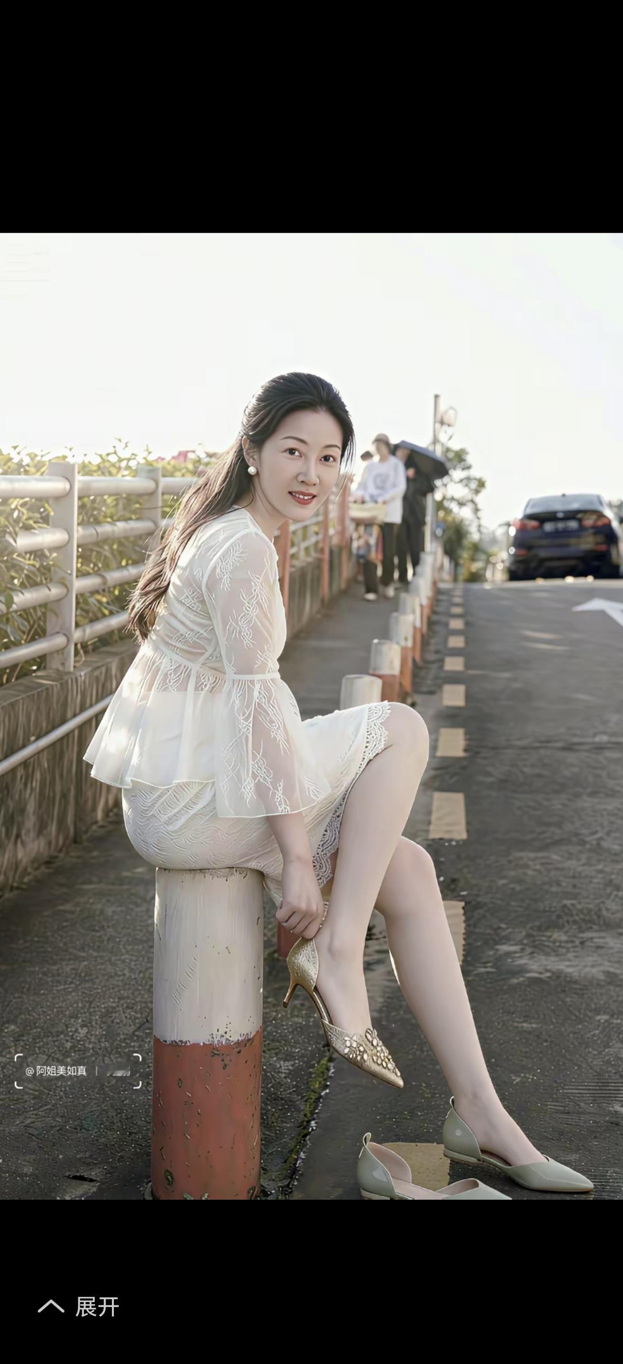 轻纱拂面，笑语盈盈。