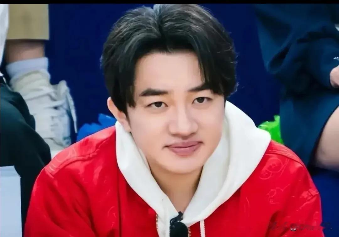 王祖蓝最近说了大实话：香港艺人红一阵就凉，因为没人会“养热度”。想想也是，那边老