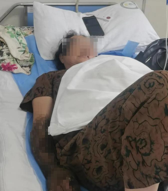 “悲剧还是发生了！”6月8日，四川内江，一老人发现自家猪圈洞口处钻进一条蛇，蛇头