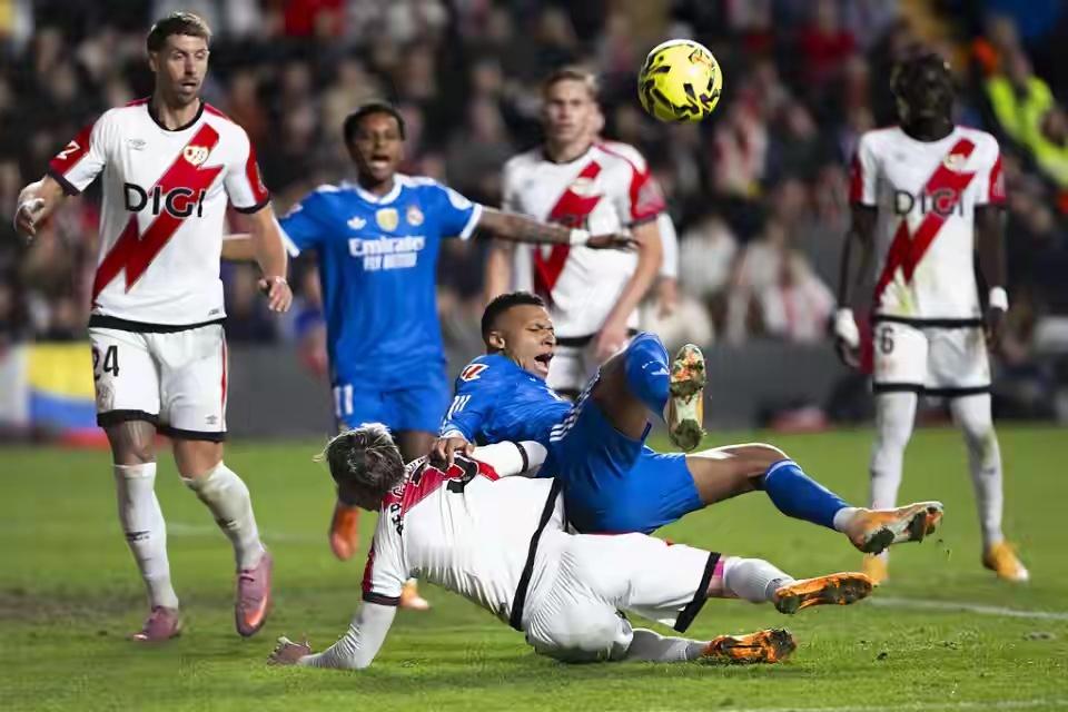 皇马新王姆巴佩遭遇天价索赔！巴黎4.4亿欧诉求引足坛哗然皇马新援姆巴佩正深陷与老