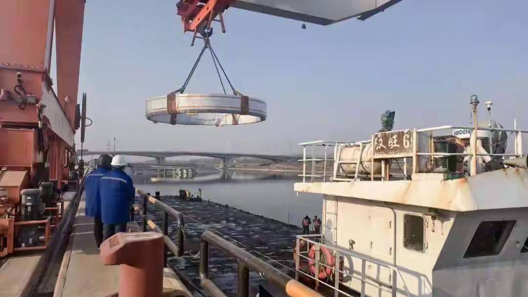 小清河章丘港一次性运走14件“大圆环”。这种“大圆环”是核电站基座，直径高