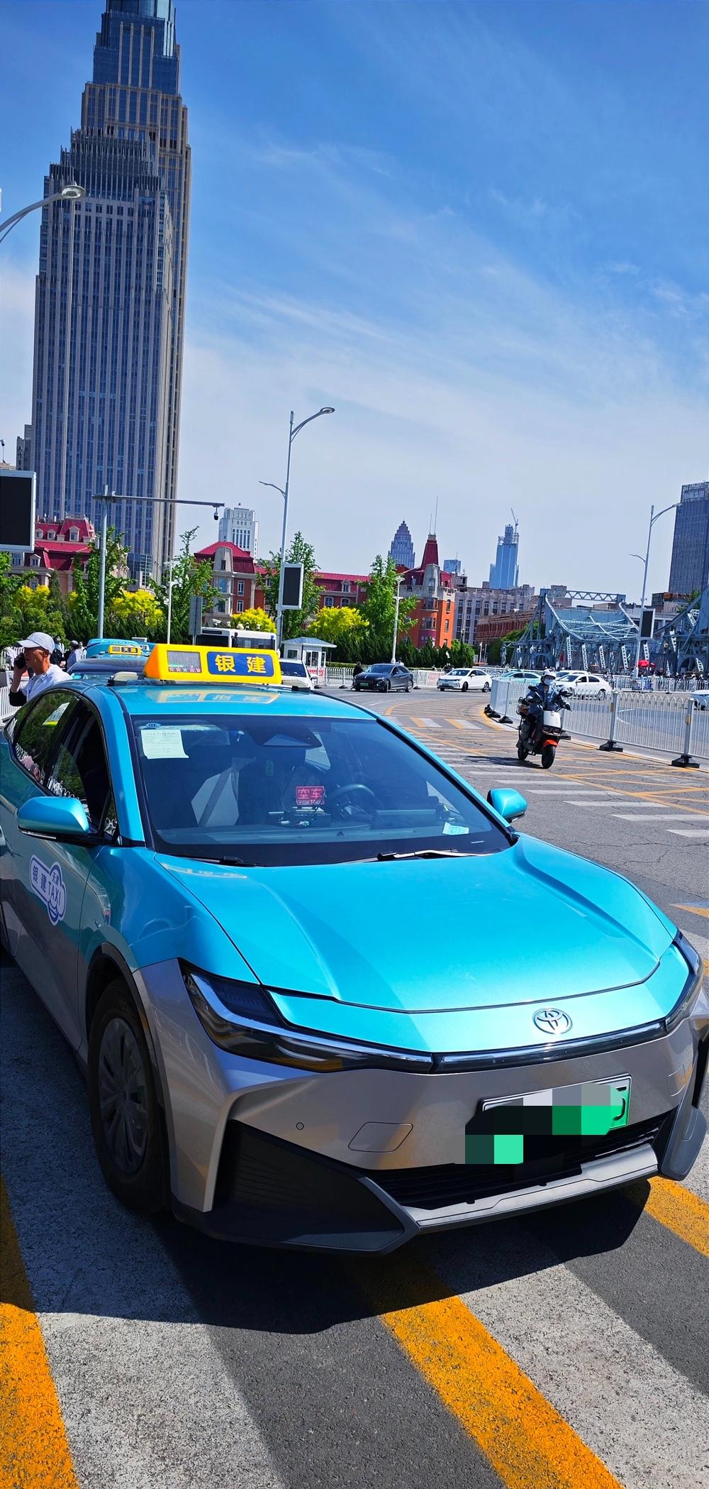 开出租车的，每月交份子钱，但好歹有固定客源，尤其在车站、医院这些地方，招手就能接