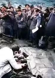 1947年，南京中华门附近的“万人坑”遗址再次震撼世人。挖掘现场尸骨遍地，凄惨至