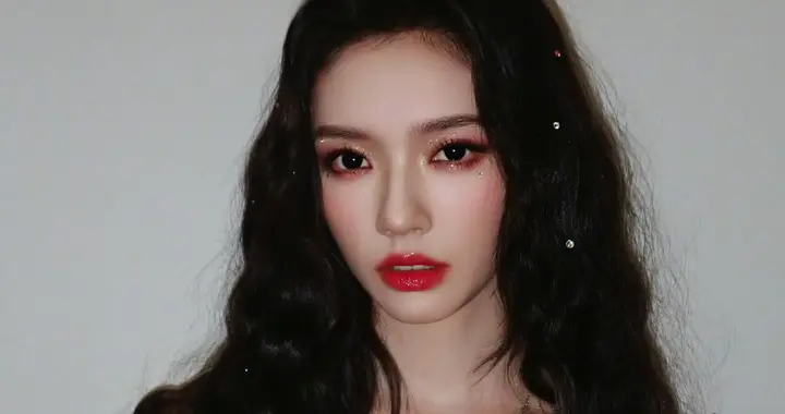 林允父母喜酒偶遇被拍，朴实形象曝光，携可爱侄女亮相