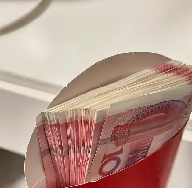 我儿子今年28了。昨天打电话来说要带女朋友回家。我们这儿有个习俗，女