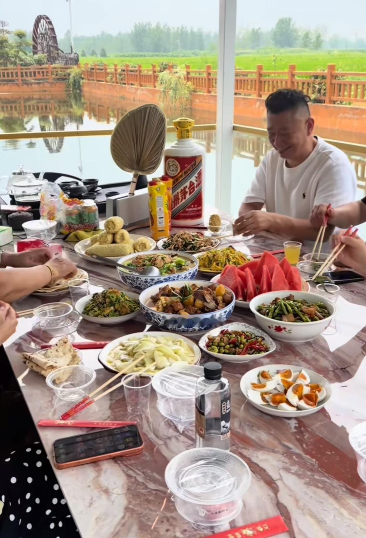 北京坤哥这属实有点装了摆那么大的茅台，实际上没人喝酒，关键是这蒲扇是不是有点不