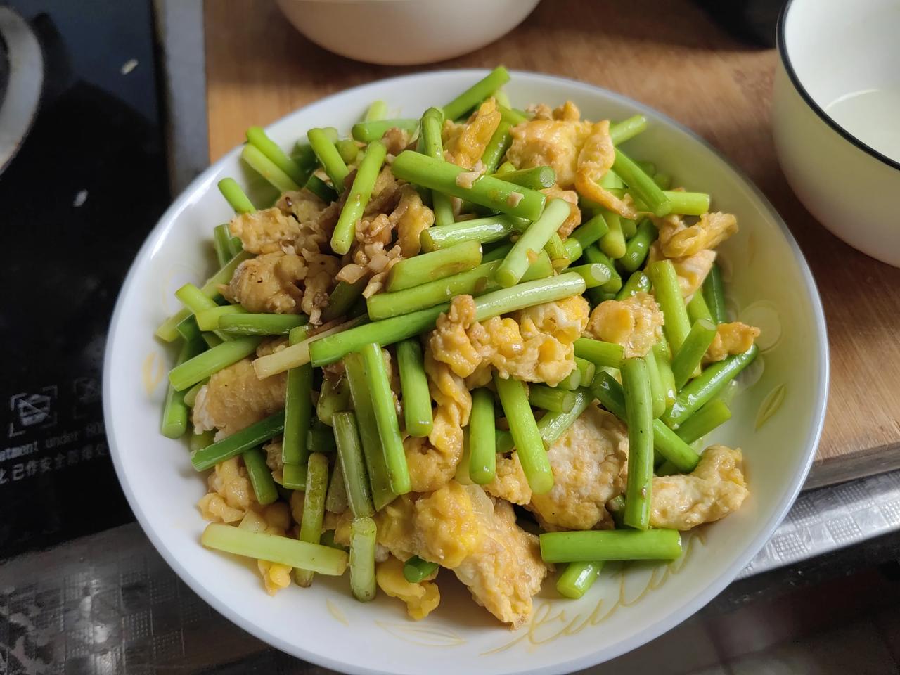 再好的东西天天也会吃腻了。孩子们喜欢吃蒜苔，我就在网上买了5斤蒜苔，23号收到