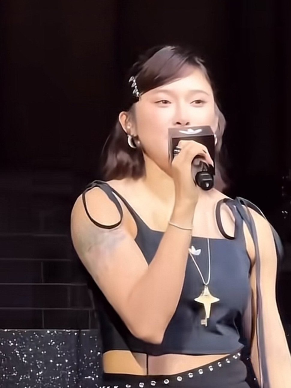 吴艳妮这是选错了衣服，感觉腰都没了全是肚子！