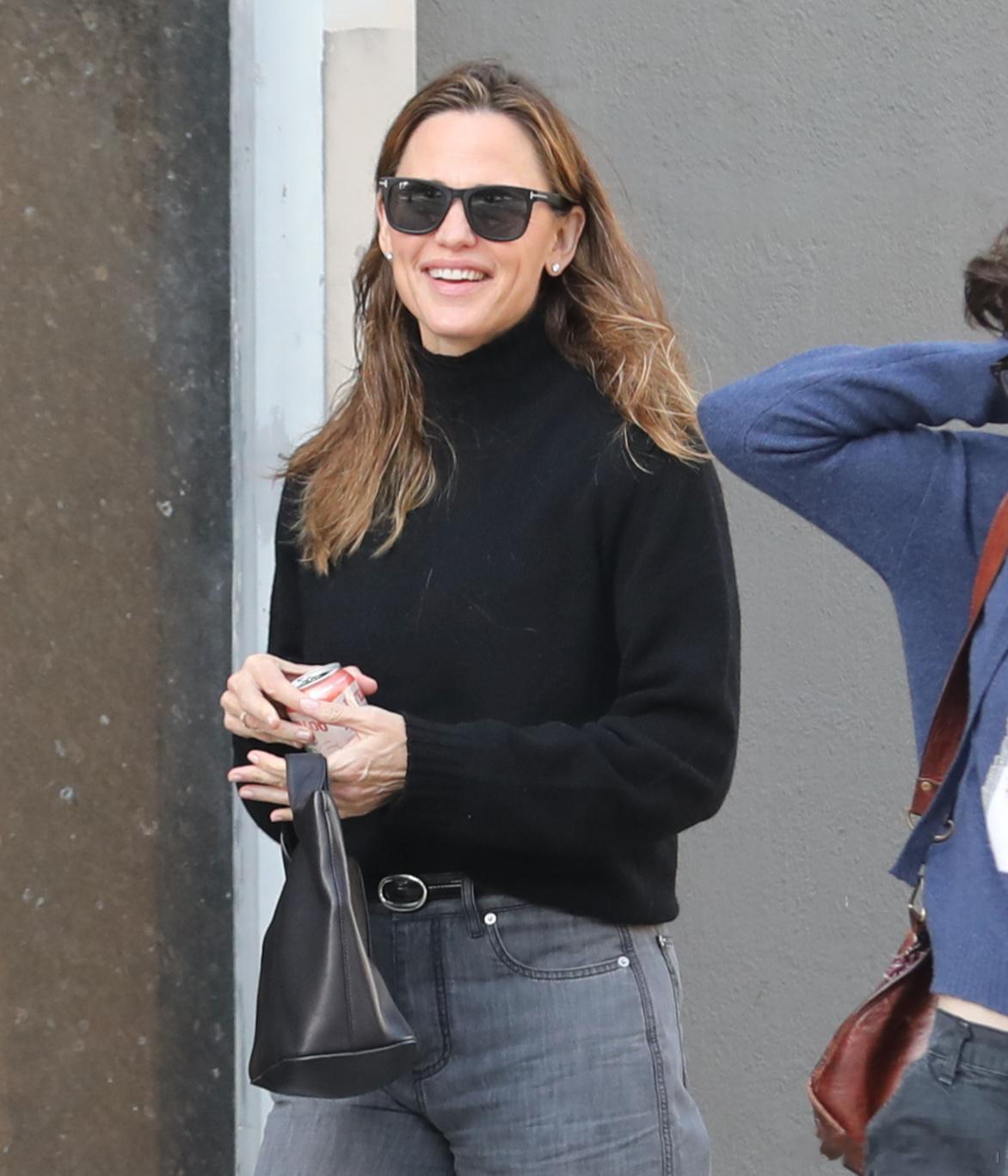 Jennifergarner詹妮弗加纳和前夫BenAffleck又一次重聚，