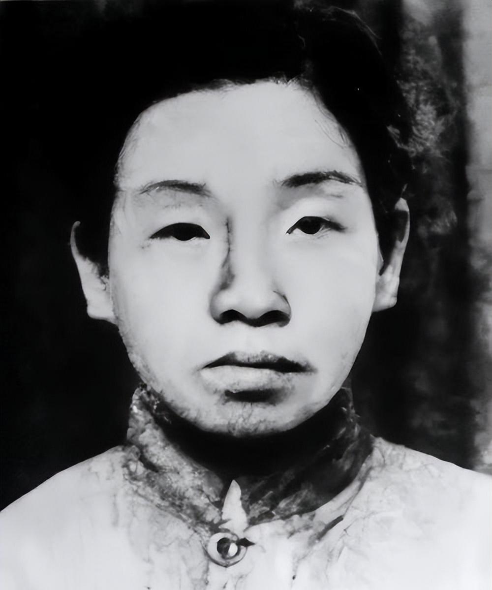 双枪老太婆原型不幸被捕后，特务使出浑身解数对方都没有屈服，之后特务上老虎凳时，无