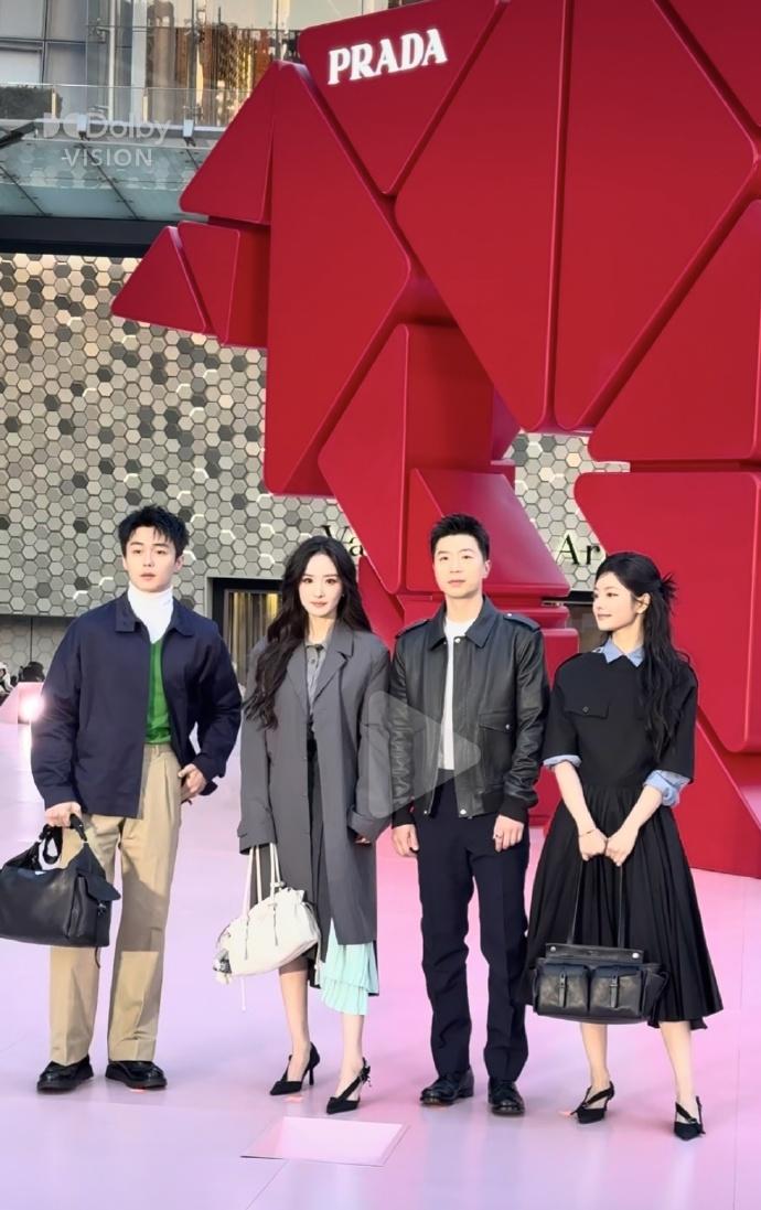 1月22日杨幂、马龙、翟子路、徐若晗同框亮相Prada活动，男帅女美很养眼哦。