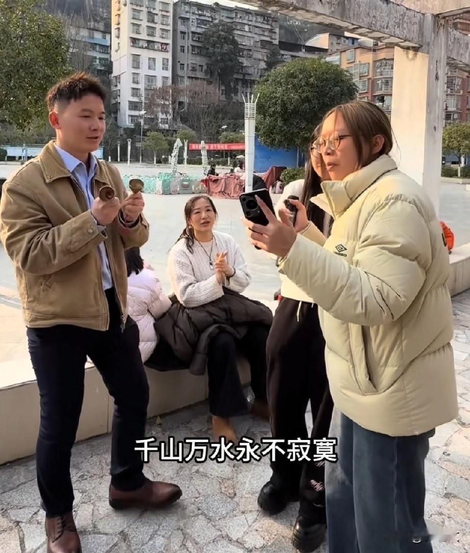 谢浩男看妹妹们唱歌也是一种幸福，曾经以为自己也就这样了，一个人默默的努力闯荡，现