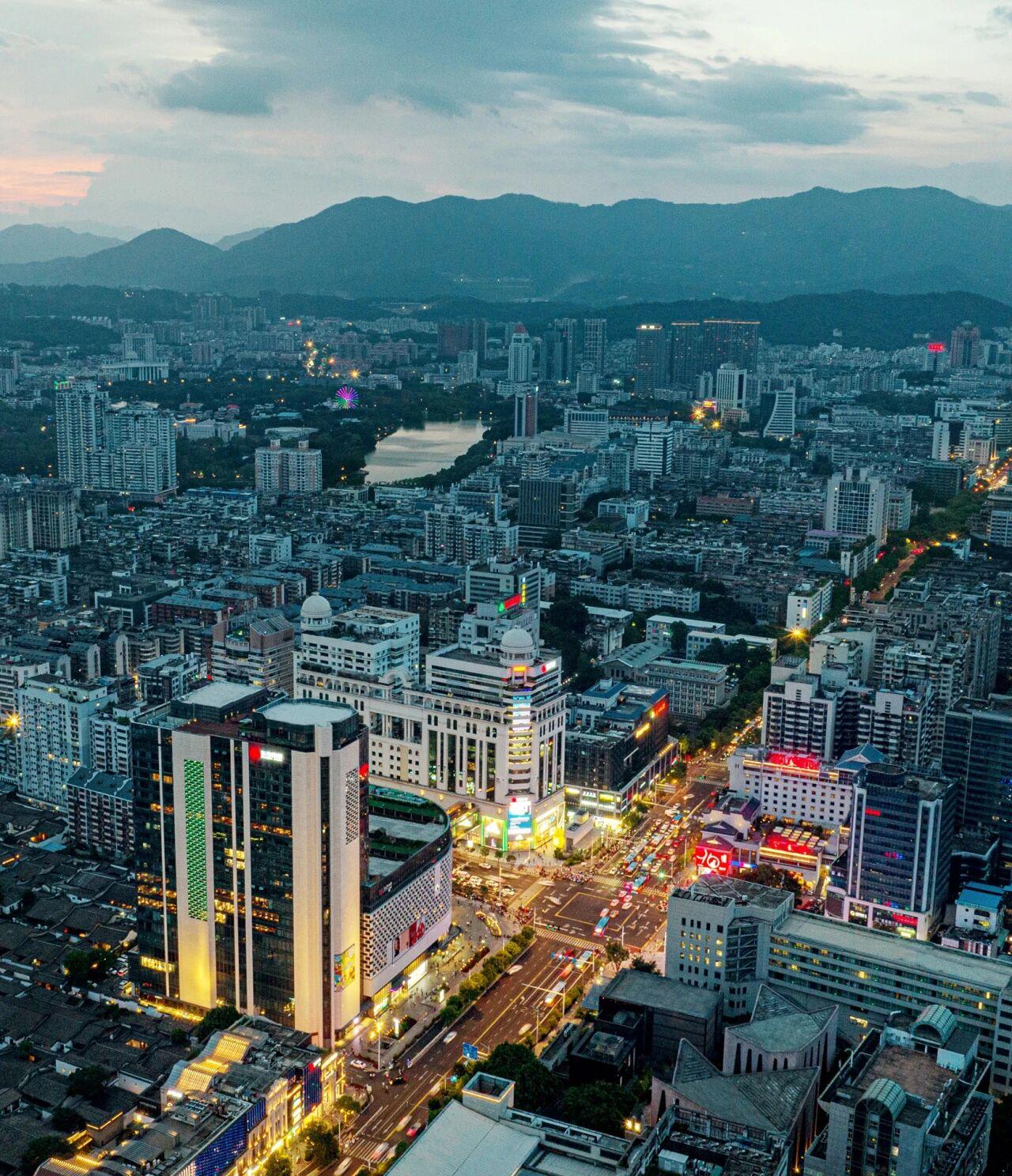 2026年，东百中心将继续推进B馆升级，以“福建先锋年轻力新标杆”为定位，引入年