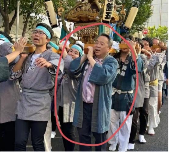 卖力表演的汉奸6月9日晚上，遭到家族除名的汉奸石平在日本东京墨田区参加当地祭祀活
