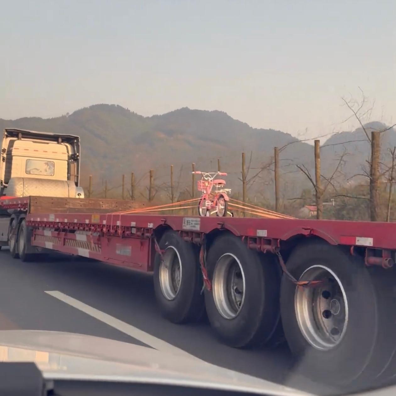 "父爱如山。"年关将至，一辆空荡荡的大货车突然火遍全网，人民日报都点赞了。车厢里