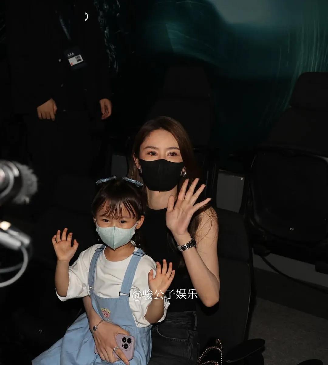 林峯香港演唱会的最后一场，他的妻子张馨月带着5岁的女儿Luna一同到场观看。可爱