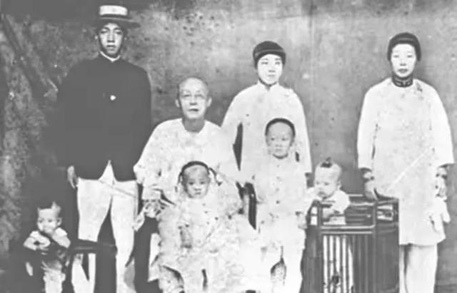 1911年，林徽因叔叔林觉民牺牲后，遗书由友人带回老家，途中遇到土匪，土匪看完遗