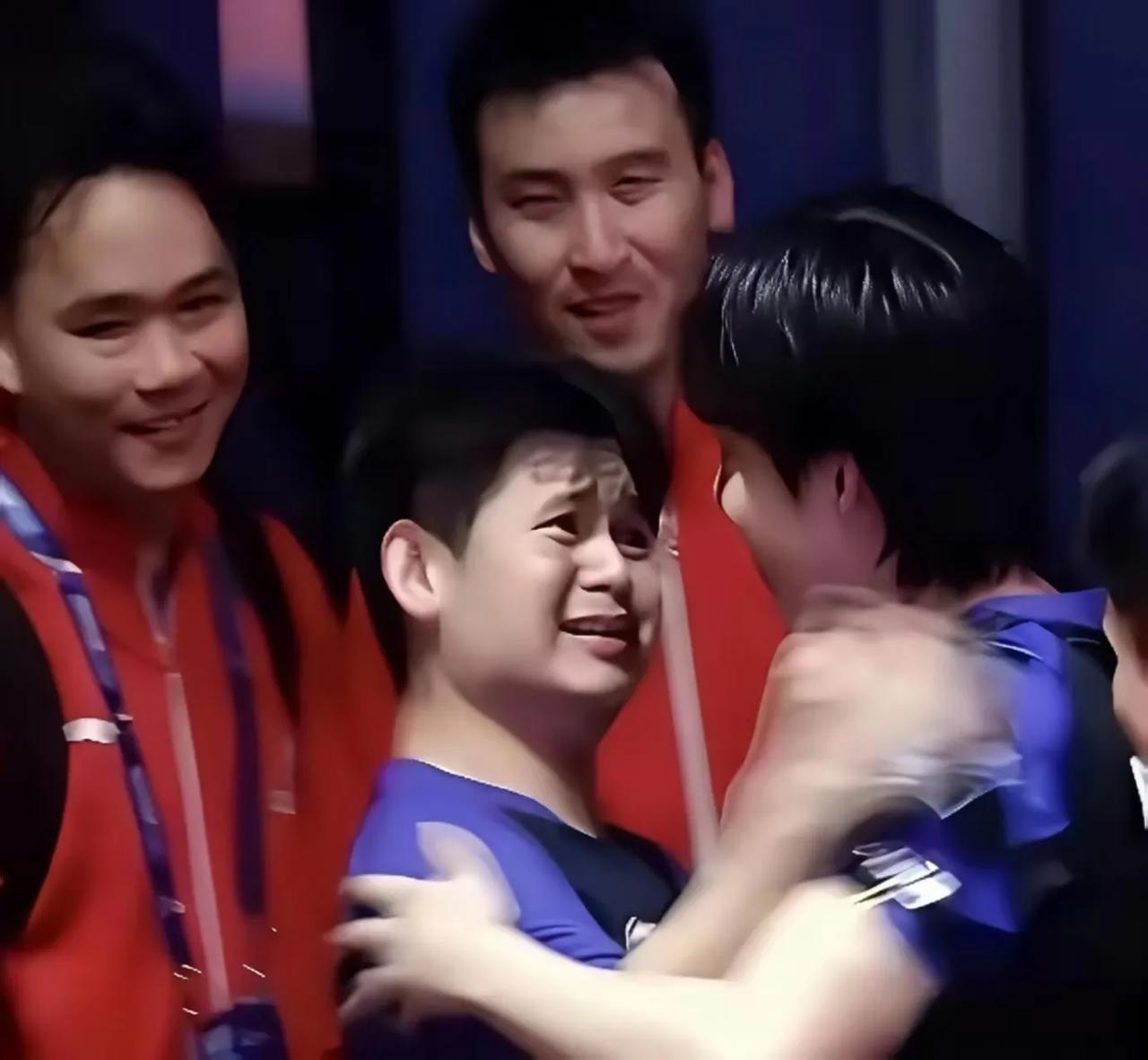 林诗栋笑翻众人，赢球后一副“野马分鬃”式急切表情冲向王楚钦林诗栋赢下比赛后，