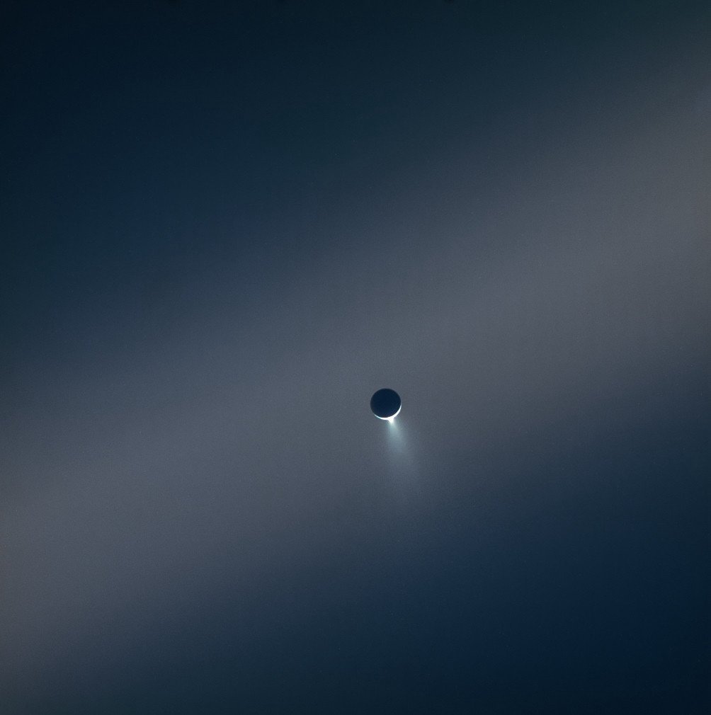 你现在看到的是有史以来最疯狂的太空照片之一。那是一个活跃的间歇泉……在另一个月亮