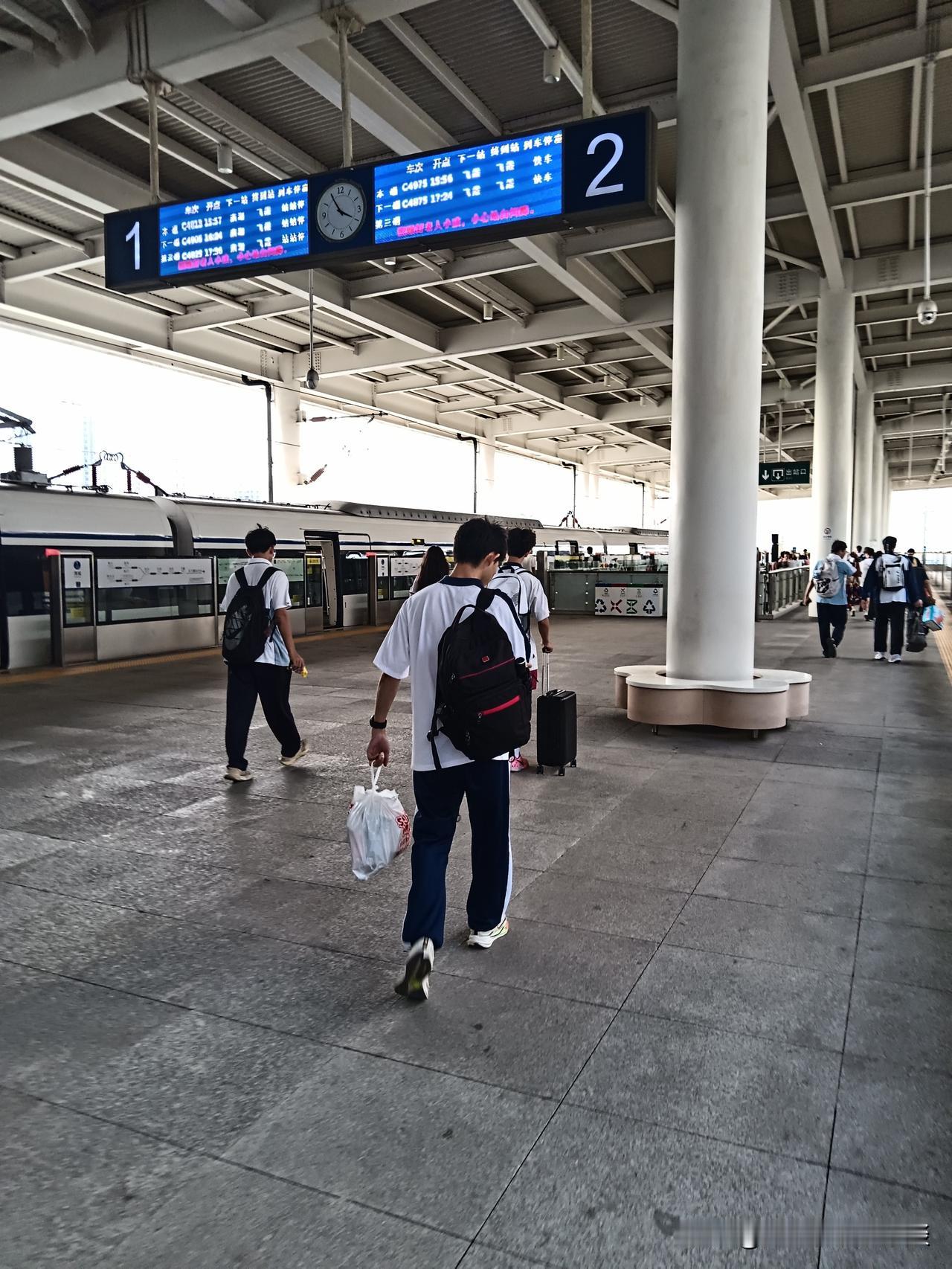 广清城轨爆满，不少人在网上称其客流量少，冷冷清清？这是由于广清城轨设置的站