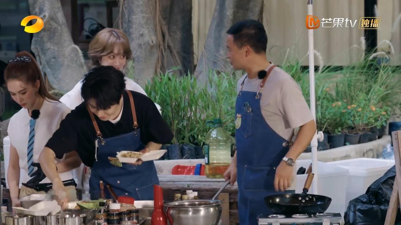 黄晓明说好的承诺都没有兑现，林大厨就这样硬上，幸好王俊凯让摄影大哥一个镜头