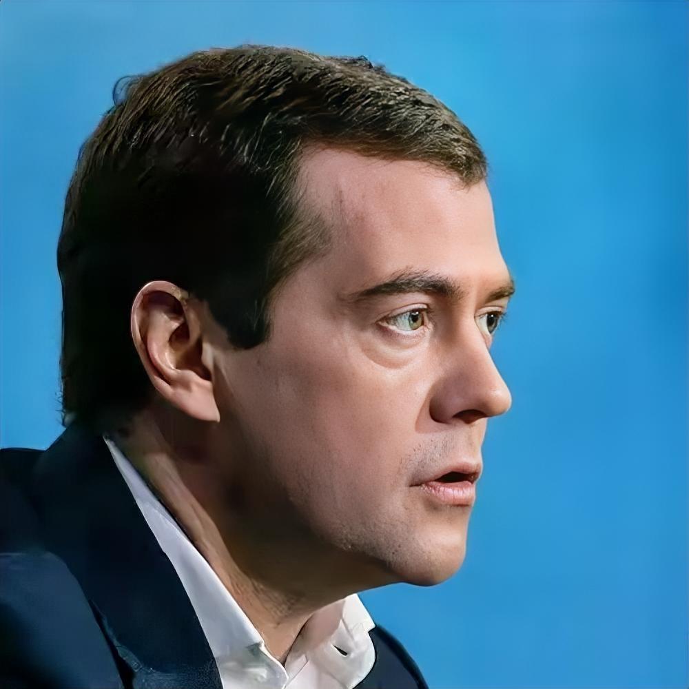 梅德韦杰夫今晚（北京时间3月5日晚）写道：“北约真是疯了！先是美国刺杀了伊朗领导