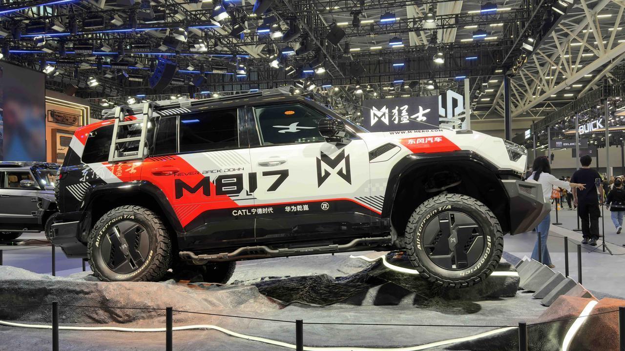 猛士M817亮相2025广州车展，光是这个造型就足够硬核了，自带机甲气场，多色可