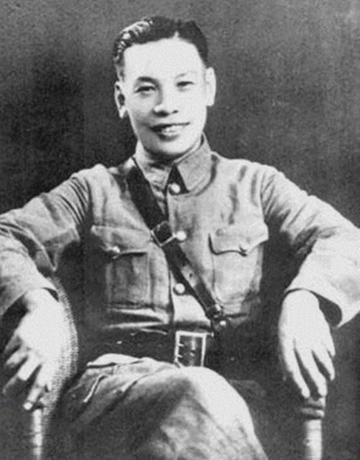 1988年1月23日蒋经国突然病逝，宋美龄得知后，马上赶到蒋经国的大直官邸，她一
