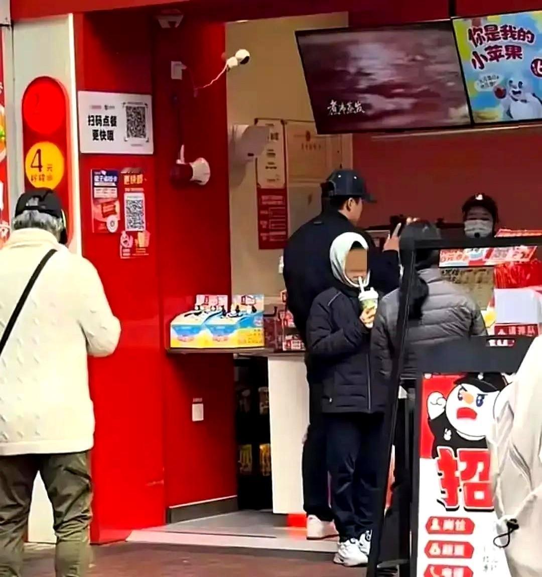 霍家爷孙俩用一根吸管喝奶茶，这画面绝了。2025年圣诞节，79岁的霍震霆带着