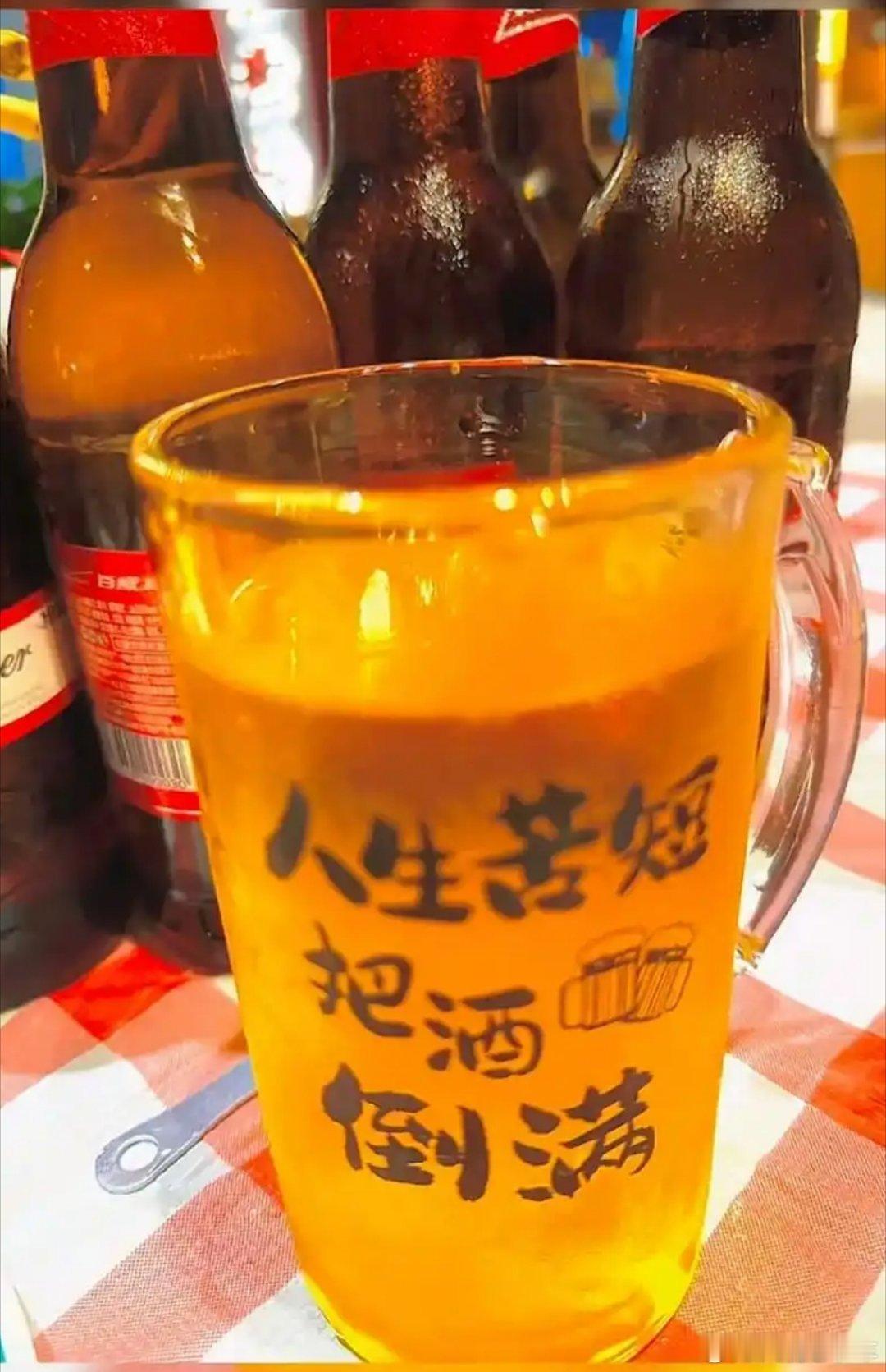 医生称长期少量喝酒等于慢性自杀人生苦短，把酒倒满——小酌是可以怡情的入夜，一两白