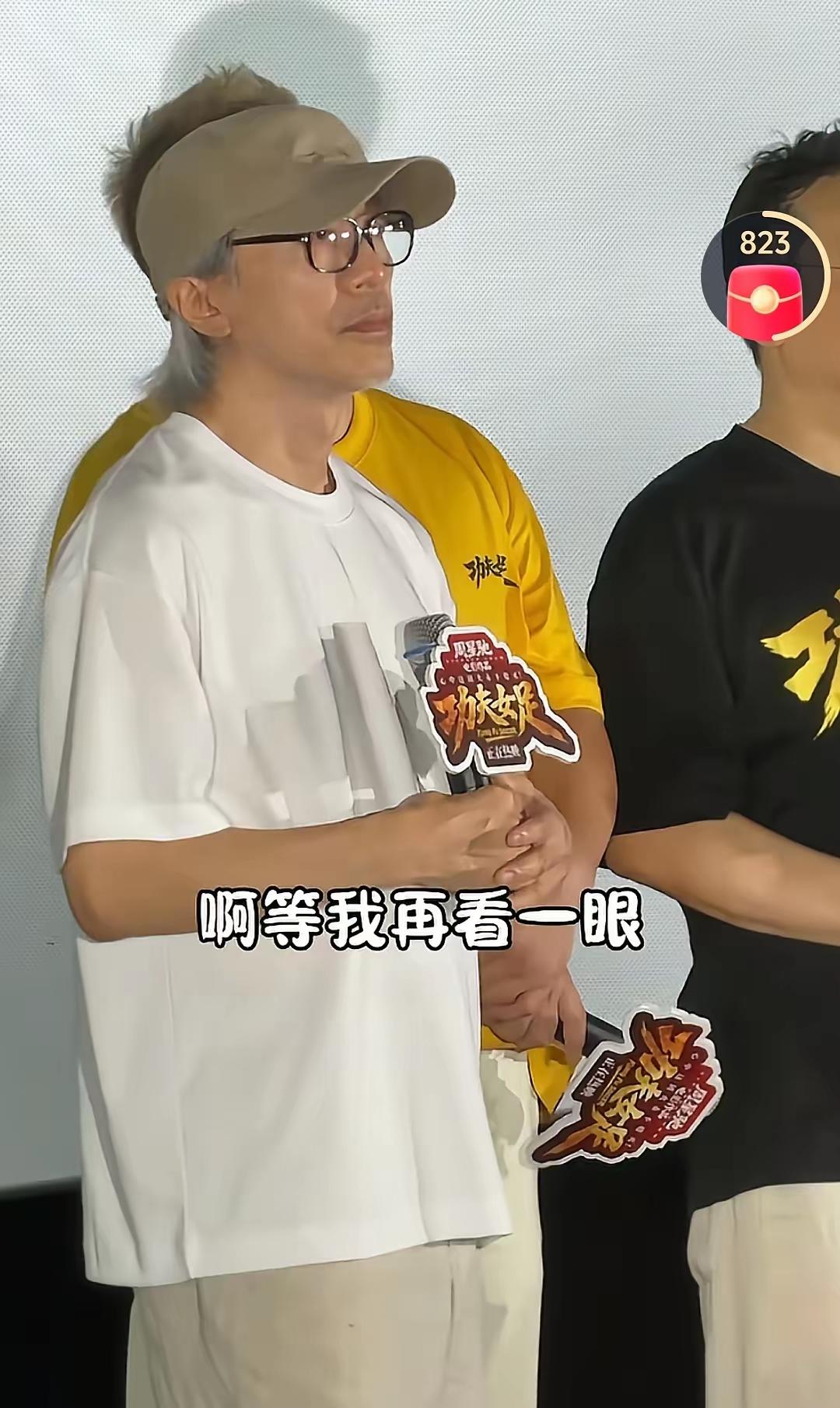 64岁星爷为什么总爱戴帽子？难道是为了遮盖白发吗？为什么现在星爷满头白发周