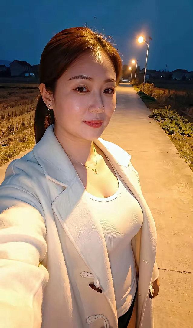 农村的傍晚，夕阳的余晖洒在大地上，给一切都镀上了一层金黄。这时，总能看到散步的大