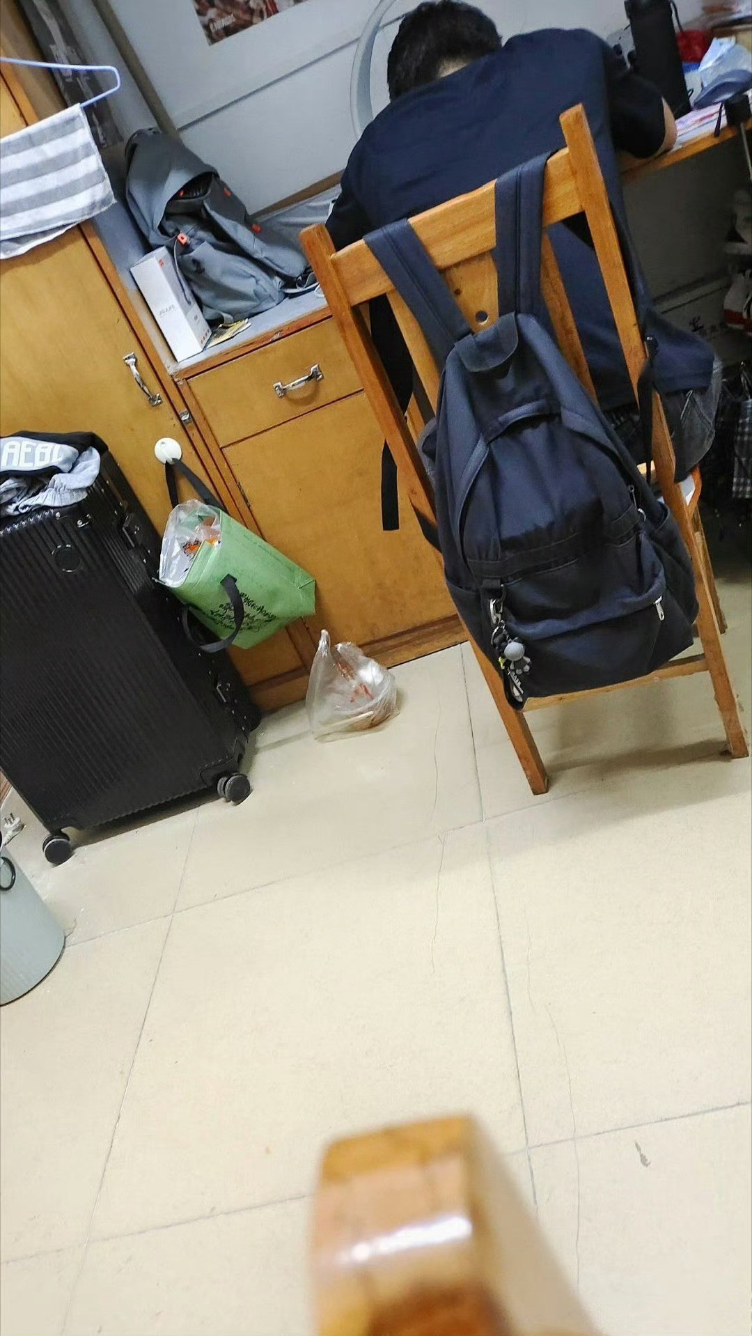 一回到宿舍，舍友竟然在