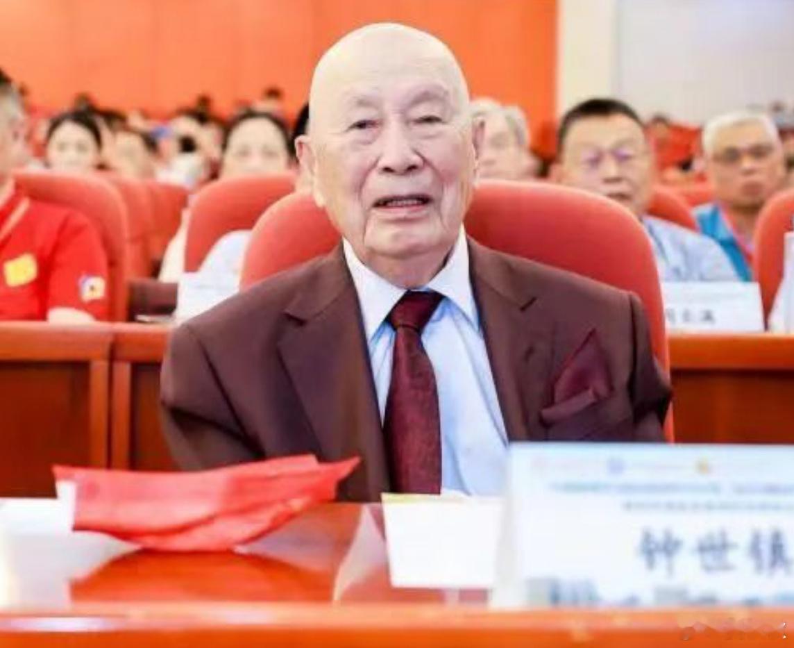 我当然支持百岁院士我当然支持101岁的院士，我怎么可能去相信一个诊所老板呢？这个