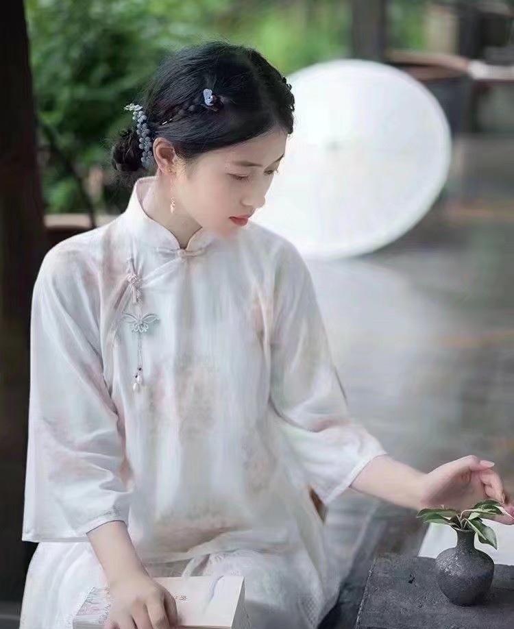 一段非常通透的话：“人不需要用力走近任何人，活着活着你就会明白，所有真心对你好的